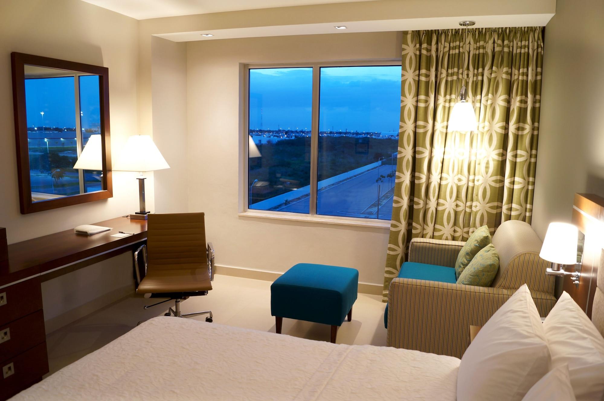 Hampton Inn By Hilton Merida Exterior photo