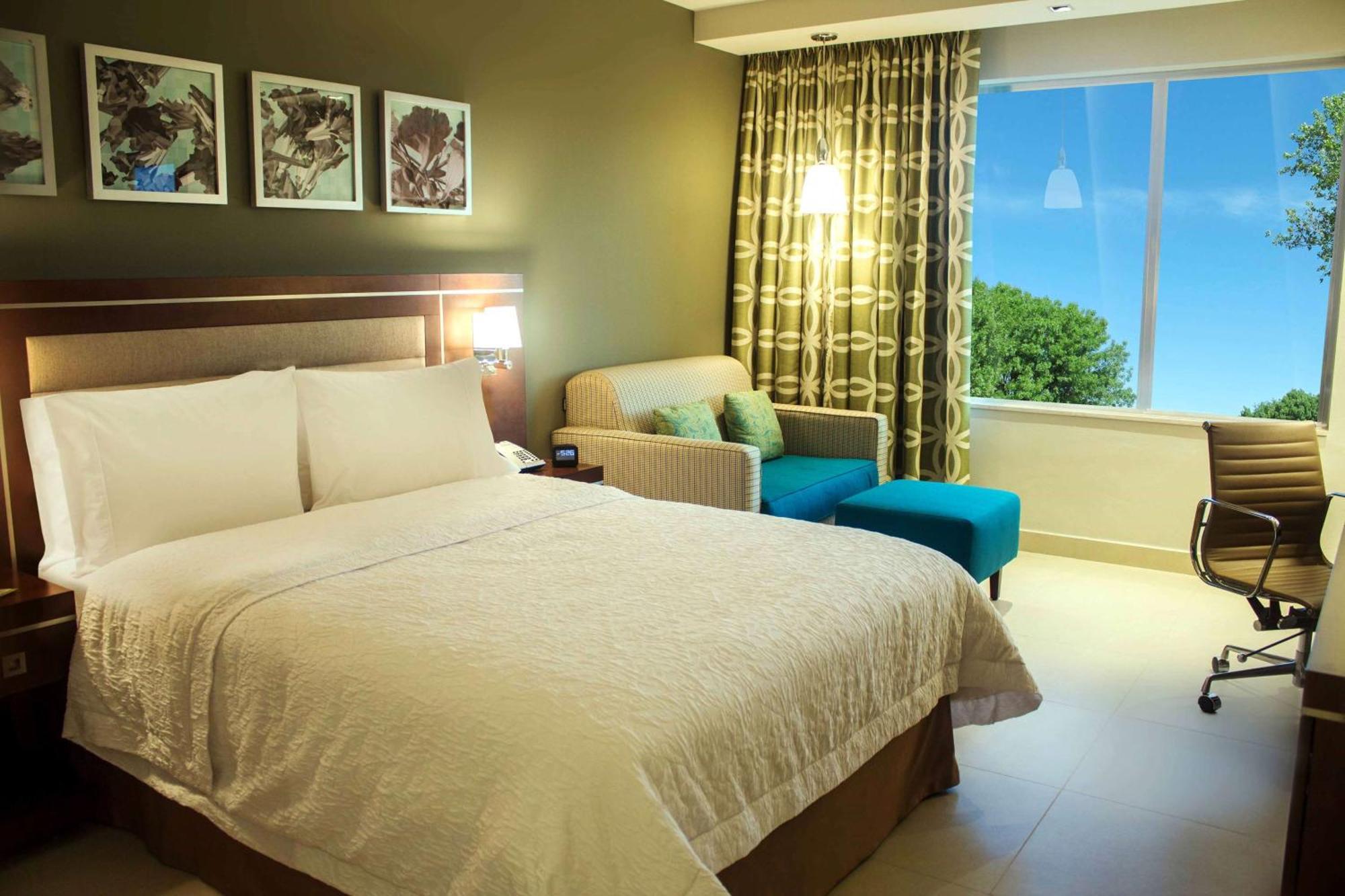 Hampton Inn By Hilton Merida Exterior photo